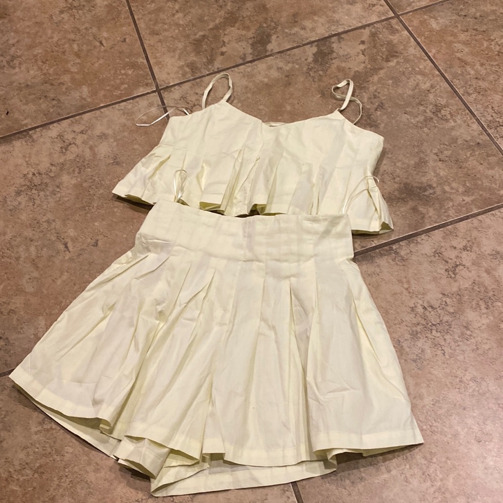 Two piece set from LO jewels!! Small, pale yellow, super cute!!
